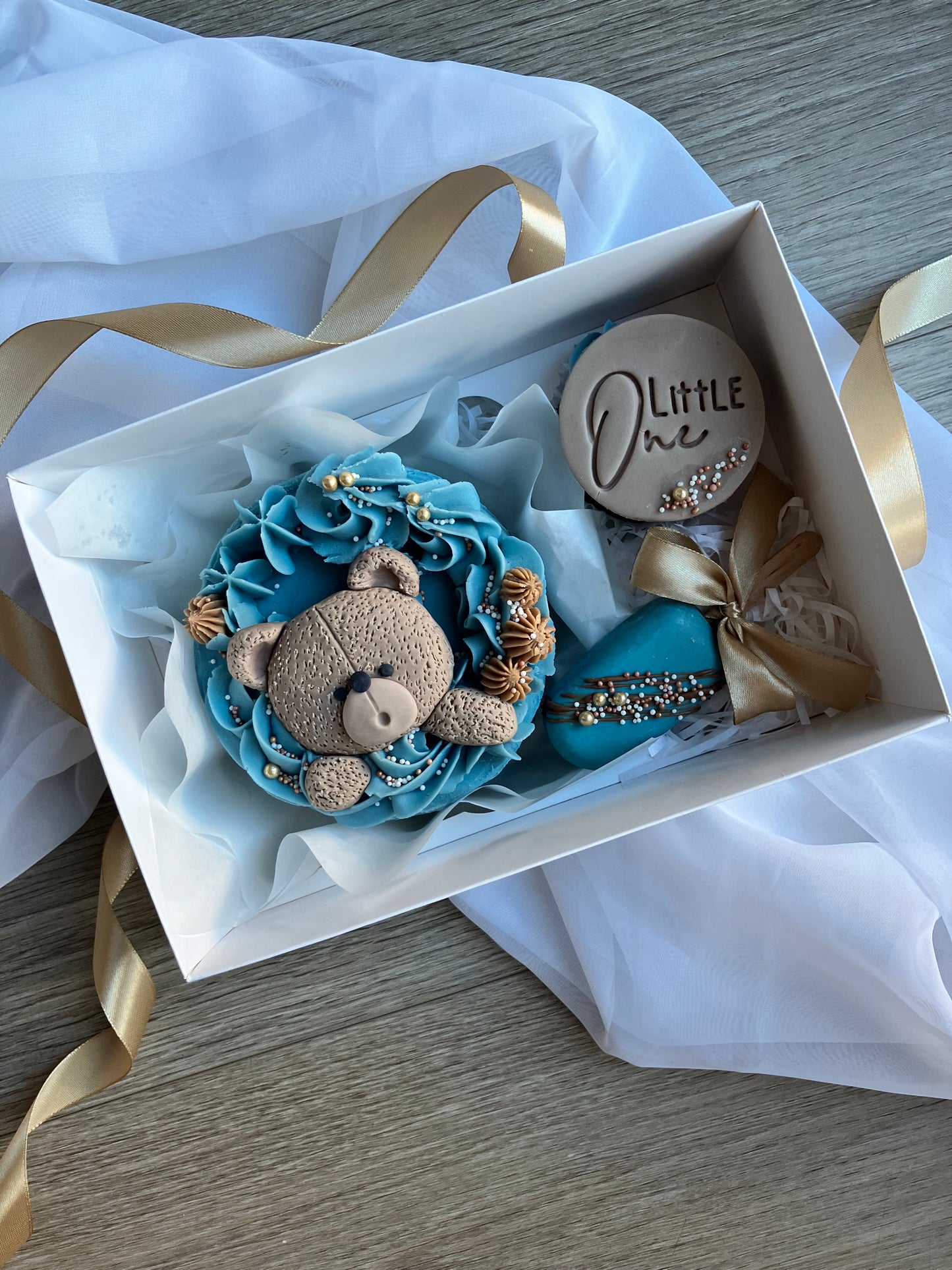 Bento Cake and 2x Cupcakes