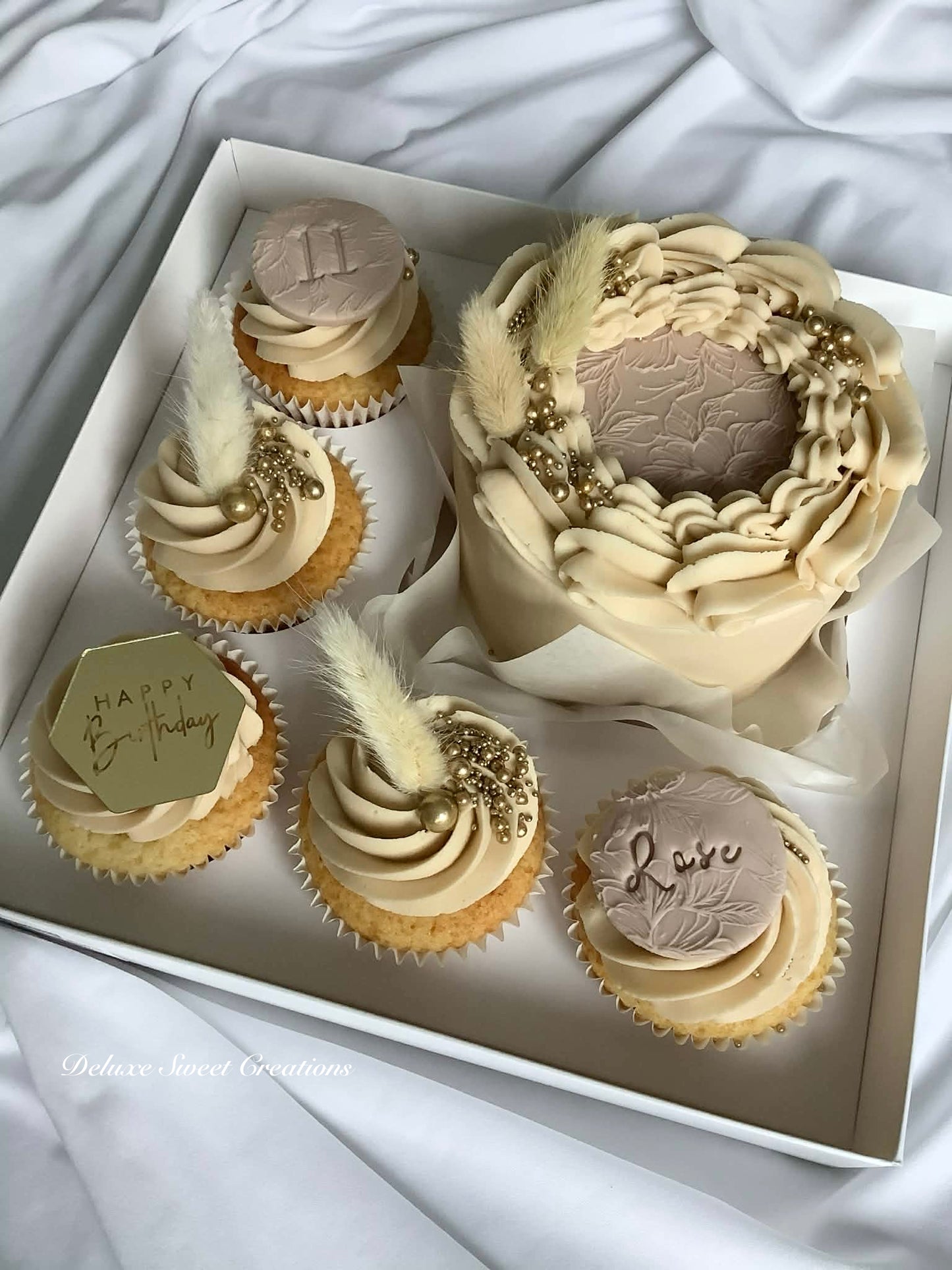 Bento Cake and 5x Cupcakes